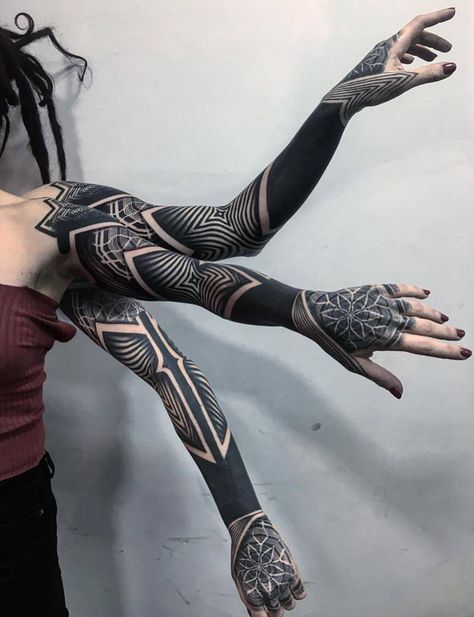 No other tattoos transforms the human body like it makes the Ornamental tattoos, large-scale, contrast, and infinitely individual. Black Sleeve Tattoo, Tatoo 3d, All Black Tattoos, Solid Black Tattoo, Geometric Sleeve Tattoo, Blackout Tattoo, Muster Tattoos, Ornamental Tattoo, Geniale Tattoos