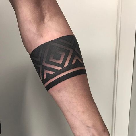 Mandala Arm Tattoo, Tattoo Band, Forearm Band Tattoos, Band Tattoo Designs, Armband Tattoo Design, Maori Tattoo Designs, Geometric Tattoos, Tattoos Geometric, Mask Tattoo