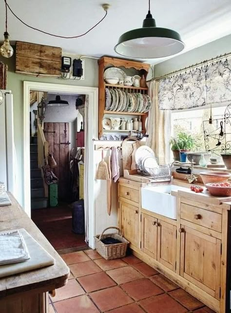 1950s House Renovation, Rustic Farmhouse Interior, English Country Kitchen, English Cottage Kitchens, Cottage House Interior, Unfitted Kitchen, Vintage Rustic Farmhouse, Cottage English, Cosy Kitchen