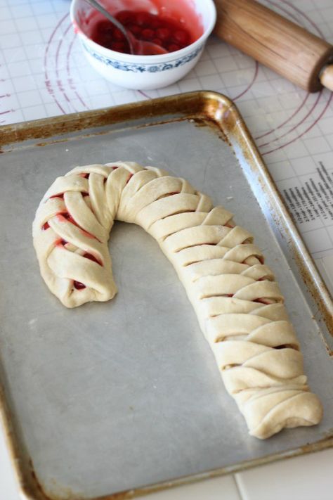 Cherry Christmas Loaf Braided Bread Recipe, Cherry Loaf, Christmas Loaf, Braided Pie Crust, Cherry Christmas, Filled Candy, Homemade Croissants, Christmas Meals, Christmas Bread