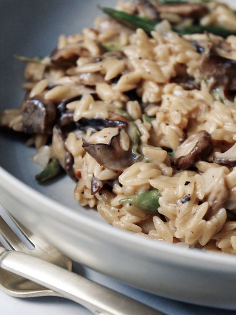 Asparagus Orzo, Orzo Risotto, Asparagus And Mushrooms, Crimini Mushrooms, Shiitake Mushroom, Orzo, Red Pepper Flakes, Plant Based Recipes, Healthy Tips