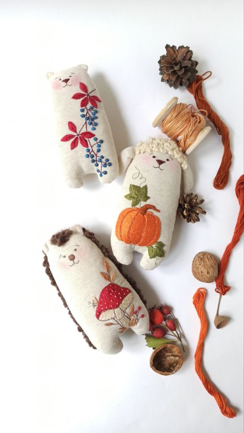 Learn how to sew and embroider linen toys, beginner video tutorial Embroidered Toys, Cross Stitch Floss, Handmade Stuffed Toys, Diy Doll Miniatures, Cross Stitch Christmas Ornaments, Fabric Toys, Handwork Embroidery Design, Doll Shop, Embroidery For Beginners