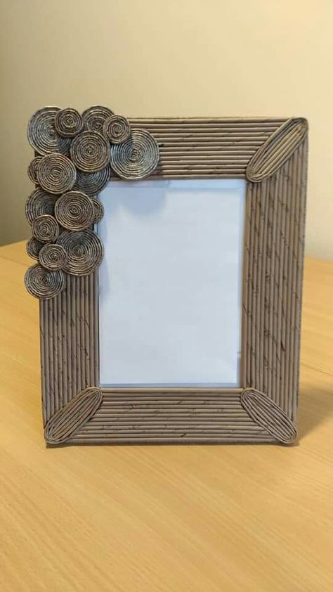 Recycled Photo Frames Diy Crafts, Cardboard Frame Diy Wall Decor, Diy Frame Ideas, Recycled Magazine Crafts, Frames Diy Crafts, Newspaper Crafts Diy, Craft From Waste Material, Recycled Magazine, Rolled Paper Art