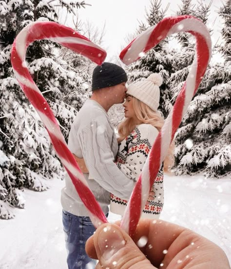 Christmas Tree Poses Instagram, Christmas Tree Couple Pictures, Couple Christmas Pictures At Home, Cute Christmas Couple Pictures, Couples Photoshoot Christmas, Christmas Poses For Couples, Xmas Couple Photos, Couple Winter Photoshoot, Christmas Couples Photoshoot