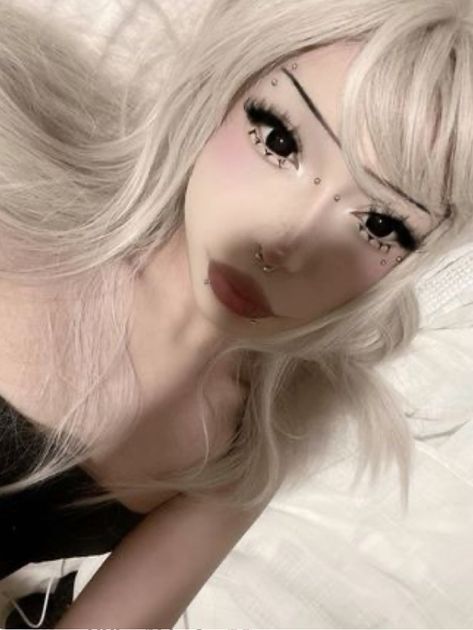 Goth Blonde Hair, Cute Alt Makeup, Makeup Egirl, Blonde Goth, Snake Bite Piercing, Y2k Makeup, Gyaru Makeup, White Goth, Alt Makeup