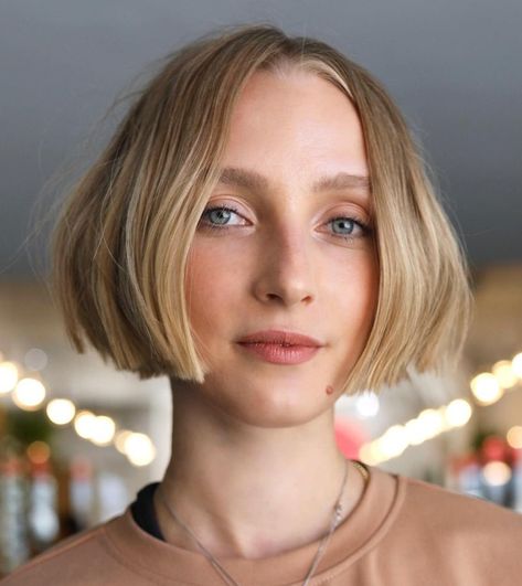 Short Blunt Cut with Middle Parting Super Short Bobs, Micro Bob, Big Chop Hairstyles, Classic Bob Haircut, Petite Blonde, The Right Hairstyles, Wand Hairstyles, Classic Haircut, Traditional Hairstyle