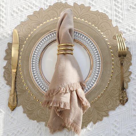 Christmas Table Settings Elegant, Thanksgiving Decorations Table Setting, Silver Tablecloth, Silver Charger Plates, Thanksgiving Table Settings Simple, Pink Thanksgiving, Gold Placemats, Leather Placemats, Christmas Dining Table Decor