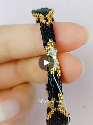 Beaded Bracelet Diy, Beadwork Tutorial, Bead Crochet Patterns, Bracelet Elegant, Beads Bracelet Design, Bee Crafts, Black Seed, Beaded Bracelet Patterns, Bracelet Diy