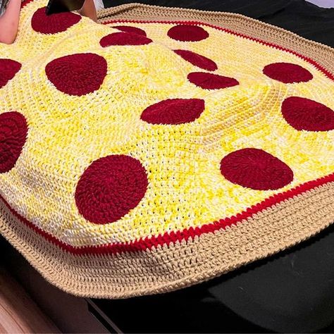 Pizza Blanket Crochet Pattern - thecaffeinatedsnail.com Crochet Pizza, Pizza Blanket, Crochet Spider, Autumn Crochet, Crochet Border Patterns, Spider Pattern, Crochet Square Blanket, Crochet Disney, Quick Crochet Patterns