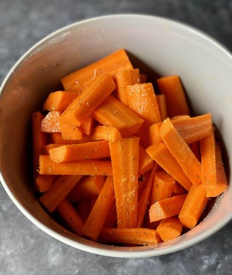 seasoned chopped carrots Ways To Cook Carrots, Cook Carrots, Carrots In Oven, Oven Roasted Carrots, Roasted Carrots Recipe, Cooked Carrots, Side Dishes Recipes, Easy Oven, Chopped Carrots