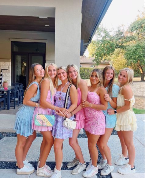 Spring Dresses Friends, Preppy Brunch Outfit, Preppy Outfits Dinner, Summer Dress Poses Photo Ideas, Pastel Group Outfits, Brunch Party Outfit, Preppy Friend Group, Preppy Party Outfit, Brunch Pictures