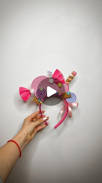 Candy Land Halloween Costumes Diy, Candy Headpiece Diy, Candyland Headband Diy, Candy Diy Costumes, Candy Headband Diy, Candy Crown Diy, Foam Hat Diy, Diy Carnaval Costume, Candyland Costume Diy