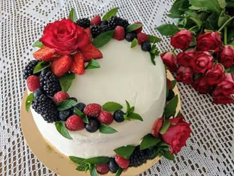 Fruit And Flower Cake Decoration, Fruit Decoration Cake, Cake Decorating With Fruit, Cake Fruit Decoration, Fruit Cake Decoration, Neopolitan Cake, Cake Decorated With Fruit, Neapolitan Cake, Fruit Cake Design