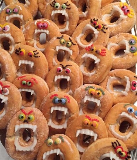 35+ Freakishly Fun and Engaging DIY Halloween Party Ideas for Kids | HubPages Donut Halloween, Halloween Pancakes, Halloween Torte, Halloween Treats To Make, Halloween Brownies, Halloween Snacks For Kids, Halloween School Treats, Halloween Donuts, Halloween Breakfast