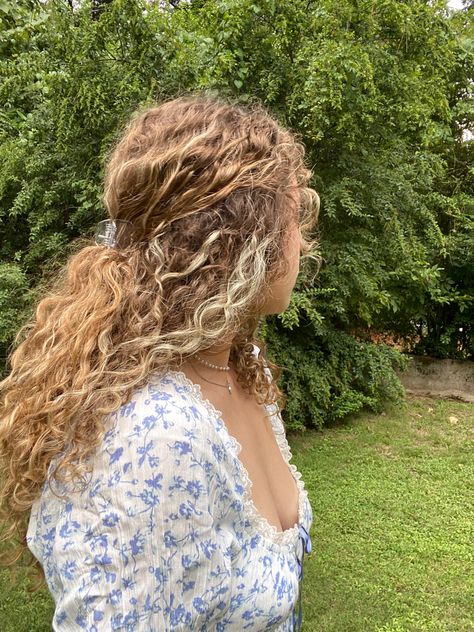 Cotrags dress aesthetic curly hairstyle curly highlights Cottage Core Hairstyles, Princess Cottage, Curly Hair Aesthetic, Curly Highlights, Hairstyle Curly, Blonde Aesthetic, Hair Aesthetic, Cottage Core Aesthetic, Curly Girl Hairstyles