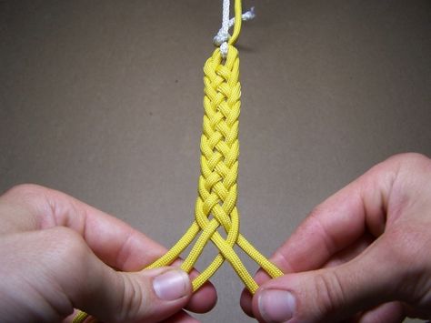 T. J. Potter, Sling Maker - 5 strand flat braid #2 - treccia 5 fili 5 Strand Flat Braid, Dog Collar Diy Tutorials, Diy Leather Dog Collar, Flat Braids, Horse Hair Braiding, 5 Strand Braids, Dog Collar Pattern, Plait Braid, Paracord Dog Leash