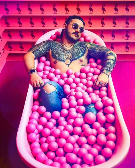 Pink bathtub ball pit Ball Pit Photoshoot Picture Ideas, Ball Pit Photoshoot, Pink Ball Pit, Selfie Showroom, Diy Ball Pit, Launch Event Ideas, Selfie Party, Pink Bathtub, Modeling Shoot