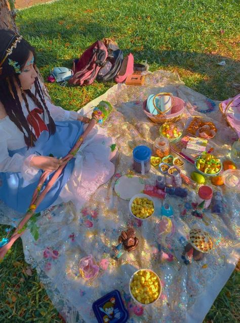 Fairy Picnic Party, Aesthetic Holi, Princess Picnic, Fairy Candy, Fairy Shoot, Fairy Picnic, Picnic With Friends, Fairy Friends, Fairy Girl