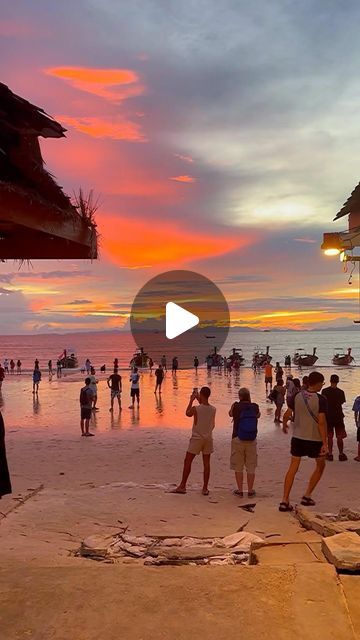 Davide Stroppa on Instagram: "Sono semplicemente stupefatto dalla bellezza dell’ora d’oro a Krabi! 🌅✨ Questo momento magico in cui il sole si tuffa nell’oceano, tingendo il cielo di sfumature dorate, è semplicemente indescrivibile. 🌤️💛

Le spiagge di Krabi si trasformano in un vero e proprio paradiso terrestre durante l’ora d’oro. Le palme si stagliano contro il cielo arancione, mentre le acque cristalline riflettono i raggi dorati del sole. 🌴🌊

Non c’è niente di più rilassante che sedersi sulla sabbia calda e ammirare questo spettacolo naturale mozzafiato. Il suono delle onde che si infrangono sulla riva si mescola con il dolce canto degli uccelli, creando una sinfonia perfetta per i sensi. 🎶🐦

La magia dell’ora d’oro a Krabi è qualcosa che rimarrà per sempre impressa nella mia men Krabi, On Instagram