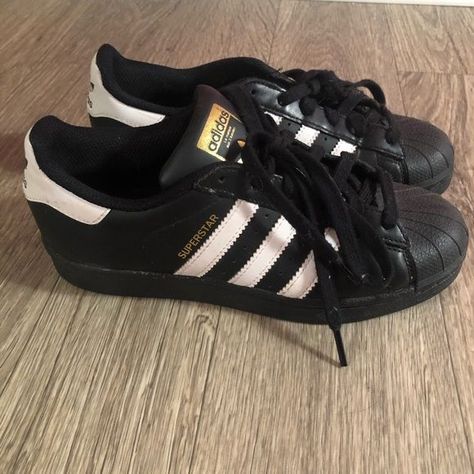 Adidas Superstar Black Shoes Sneakers Black Adidas, Addidas Shoes Super Star, Black And White Adidas Superstars, Black Adidas Aesthetic, 2000s Adidas Shoes, Adidas Superstar Black Outfits, Addidas Shoes Samba, Superstar Adidas Black, Superstars Outfit