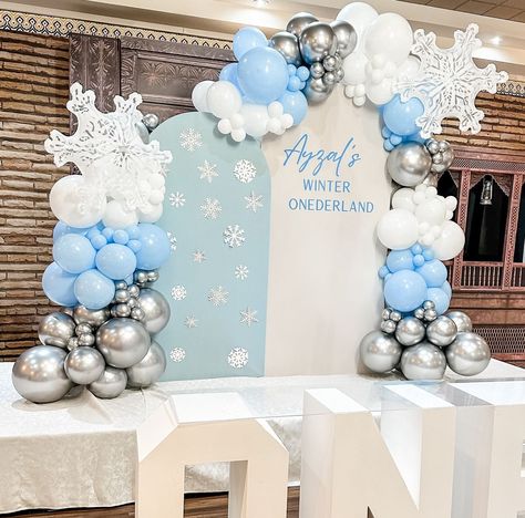 Winter Wonderland Party Theme For Kids, Winter Wonderland Balloon Backdrop, Winter Wonderland Sweet 16 Ideas, Winter Wonderland Balloon Decorations, Winter Onederland Party Boy Decorations, Winter Balloon Garland, Winter Wonderland Backdrop Ideas, Winter Balloon Arch, Winter Wonderland Balloons