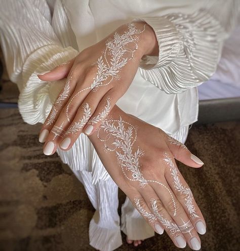 White Wedding Henna, Henna Nail Art, White Henna Tattoo, Glitter Henna, White Henna Designs, Wedding Henna Designs, Inai Pengantin, Mahendi Designs, Henna Nails