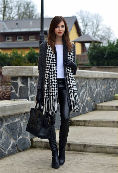 VOGUE HAUS Houndstooth Scarf, Look Legging, Walking Down The Street, Big Scarf, Scarf Outfit, Scarf Fashion, Faux Leather Leggings, Outfit Casual, Leather Leggings