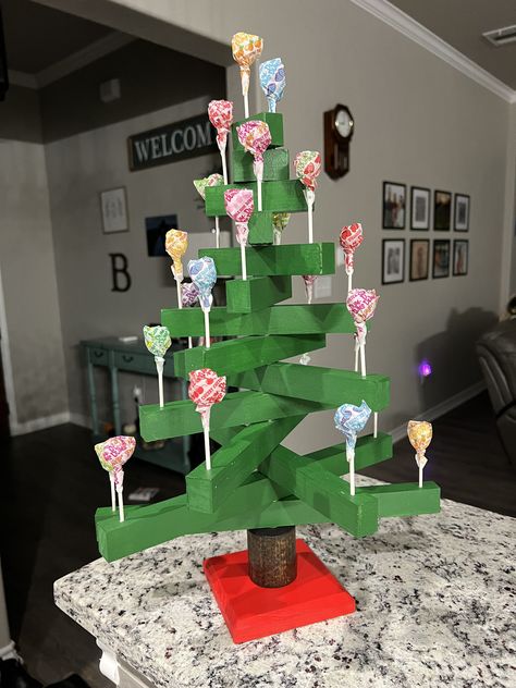 Lollipop Tree, Christmas Tree Crafts, Wooden Christmas Trees, Wooden Tree, Lollipop, Wedding Basket, Christmas Tree Decorations, Christmas Crafts, Seasonal Decor