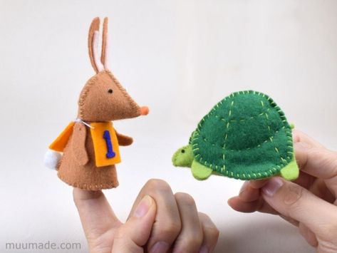 Muumade - A Little Felt Turtle / Tortoise Puppet Sewing Pattern, Felt Turtle, Felt Toys Diy, Felt Animal Patterns, Felt Finger Puppets, Hand Sewing Projects, Felt Animal, Animal Sewing Patterns, Finger Puppet