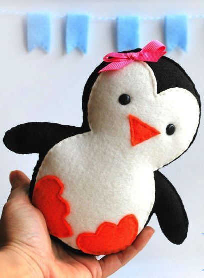 8 Felt Animal Plushies – Felting Felt Penguin, Easy Pillows, Felt Animal Patterns, Felt Crafts Patterns, Sewing Stuffed Animals, Felt Christmas Ornaments, Cute Penguins, Sewing Toys, Felt Diy