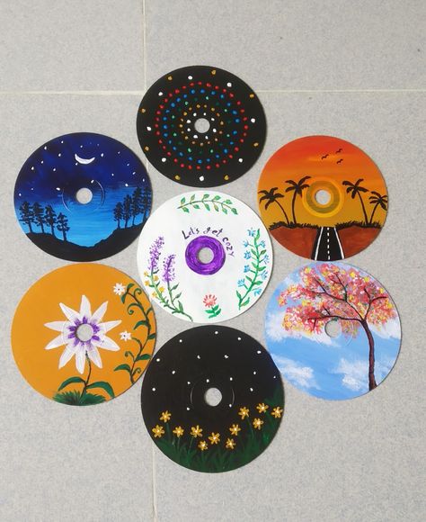 Cd Drawing, Fun Crafts For Teens, Painted Records, Painted Vinyl Records, Cd Wall Art, Cd Wall, Cd Painting, Cd Crafts, Painted Vinyl