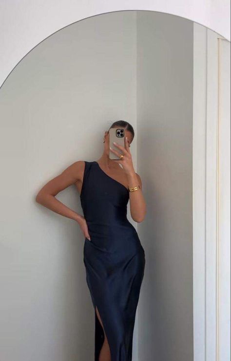 Night Dress Wedding, Street Style Classy, Styling Basics, Street Style Comfy, One Shoulder Satin Dress, Outfit Basics, Basics Outfit, Outfit Feminine, Simple Party Dress