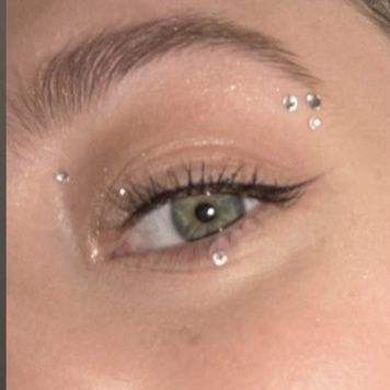 Basic Rhinestone Makeup, Makeup With Stones And Glitter, Makeup Looks Jewels, Gemstone Eye Makeup Simple, Ethereal Makeup Hooded Eyes, Silver Gem Makeup, Eye Gems Makeup Rhinestones, Face Gems Simple, Rine Stone Makeup