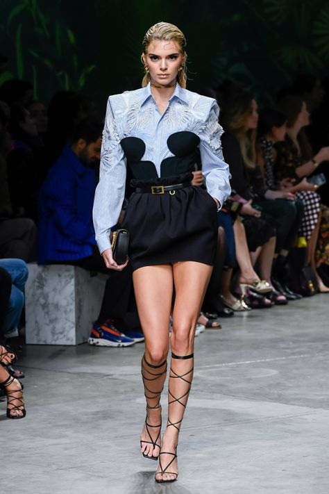 Kendall Runway Outfits, Best Model Outfits Runway, Kendall Jenner On Runway, Kendall Jenner Runway Outfits, Kendall Jenner Runway Looks, Kendall Jenner Versace Runway, Kendall Versace, Kendall Jenner Fashion Show, Model Outfits Runway