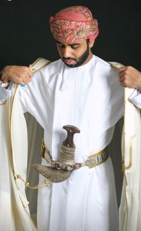 Omani Elegance Omani Dress Men, Omani Wedding, Balochi Dress, Islamic Clothing, Download Cute Wallpapers, Art Characters, Beautiful Flowers Pictures, Islamic Fashion, Outfits Men