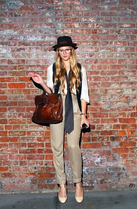 halloween costume inspiration. Annie Hall Style, Hat Styling, Southern Preppy Style, Travel Attire, Women In Tie, Annie Hall, Modern Halloween, Teaching Outfits, Preppy Southern