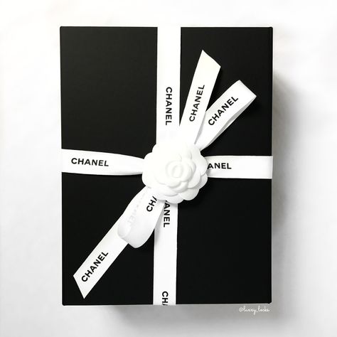 Chanel Wrapping Paper, Chanel Packaging Design, Chanel Packaging, Patreon Ideas, Ribbon Knot, Branding Luxury, Clip Art Birthday, Chanel Aesthetic, Chanel Hat