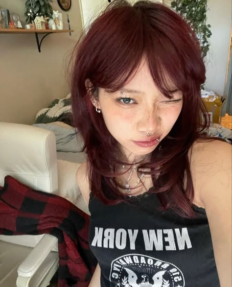 K Pop Hair Color, Red Dyed Hair Ideas, Cola Red Hair, Cherry Cola Red Hair, Dark Cherry Red Hair, Dark Colored Hair, Hair Color Aesthetic, Makeup Feminine, Amelia Bones