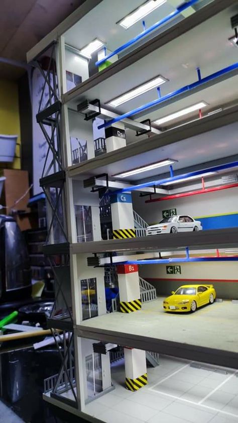 Hot Wheels Parking Garage, Diy Hot Wheels Garage, Model Car Display Ideas, Hot Wheels Garage Diy, Hot Wheels Storage Display, Diorama Parking, Hot Wheels Cars Display, Diecast Display, Car Model Display