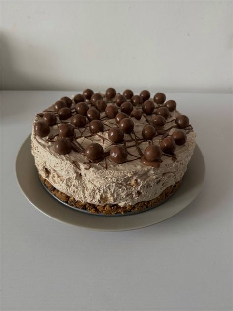 Dessert aesthetics maltesers chocolate cheesecake Malteser Cheesecake, Cheesecake Slice Aesthetic, Maltesers Chocolate Aesthetic, Baked Cheesecake Aesthetic, Maltesers Aesthetic, Chocolate Cheesecake Aesthetic, Malteser Tray Bake, Maltesers Chocolate, Chocolate Cheesecake