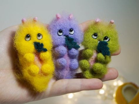 Caterpillar Art, Cute Creatures, Felt Animals, Caterpillar, Needle Felting, Felt, Toys, Animals, Art