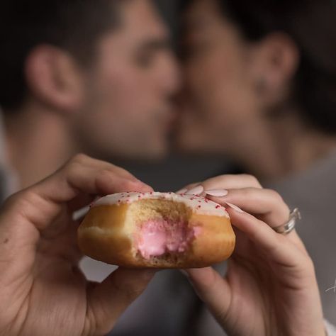 Gender Reveal Doughnut, Fast Gender Reveal Ideas, Cupcake Gender Reveal Photoshoot, Chill Gender Reveal, Donut Gender Reveal Ideas, Gender Reveal Post, Donut Gender Reveal Party, Donut Gender Reveal, Gender Reveal Photoshoot