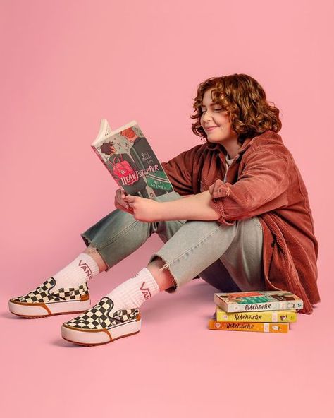 Aesthetic Heartstopper, Screen Writer, Lgbt Aesthetic, Heartstopper Cast, Pink Corduroy Jacket, Queer Books, Alice Oseman, Heart Stopper, Alice Book