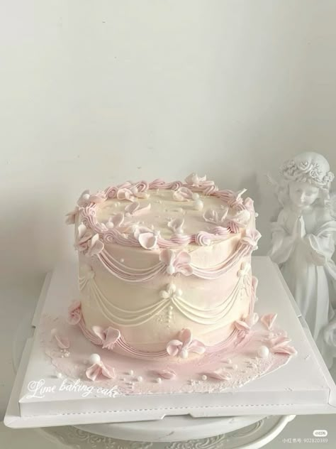 #birthday #party #pinterest #pinterestgirl #coquette #girly #girlygirl #cute #inspo #inspiration #fashion #cake #birthdaycakeideas Kue Disney, Gökkuşaği Pasta, Bday Sleepover, Coquette Cake, Coquette Birthday, Bolo Vintage, Aesthetic Desserts, Baking Aesthetic, Vintage Birthday Cakes