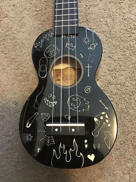 Guitar Design Ideas Stickers, Drawings On Guitars Ideas, Guitar Design Drawing, Cute Guitar Design, Paint Guitar Ideas, Ukulele Art Drawing, Ukulele Art Aesthetic, Drawing On Guitar Ideas, Ukulele Design Ideas