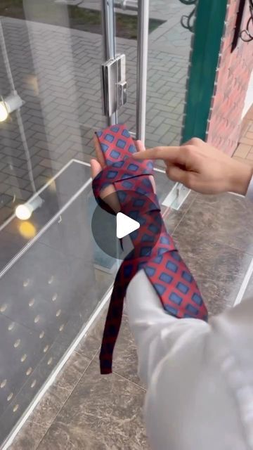 Tie Knots Men, Make A Tie, Scarf Knots, Diy Abstract Canvas Art, Tie Pattern, Square Knot, Fashion Influencer, Braids Hair, Hair Videos Tutorials