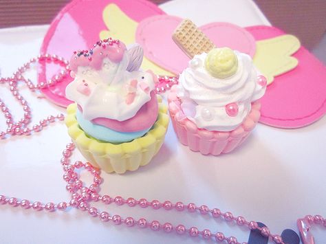 .cupcakes Bakery Accessories, Fairy Kei Accessories, Cupcake Accessories, Candy Clothes, Cupcake Necklace, Decoden Diy, Kawaii Core, Kawaii Jewelry, Kawaii Food