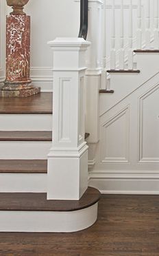 square newel post on round bottom step Stair Bannister Ideas Wood, Knewel Post, Staircase Finials, Rounded Stairs, Foyer Entryway Ideas, Square Newel Post, Entryway Diy, Stairs Trim, Round Stairs