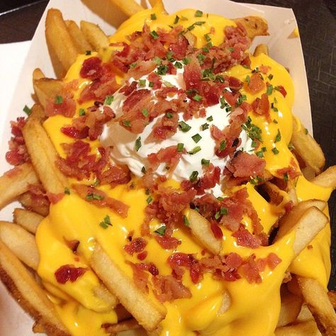 pinterest: @ nandeezy † Cheese Fries, Dinner Meals, Food Goals, Food Obsession, French Fries, Pretty Food, Food Cravings, I Love Food, Amazing Food