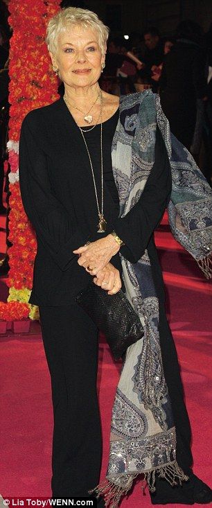 Judi Dench always dresses gracefully Judi Dench, Over 60 Fashion, Older Women Fashion, Women Fashion Edgy, Advanced Style, Ageless Style, 60 Fashion, Over 50 Womens Fashion, Aging Gracefully